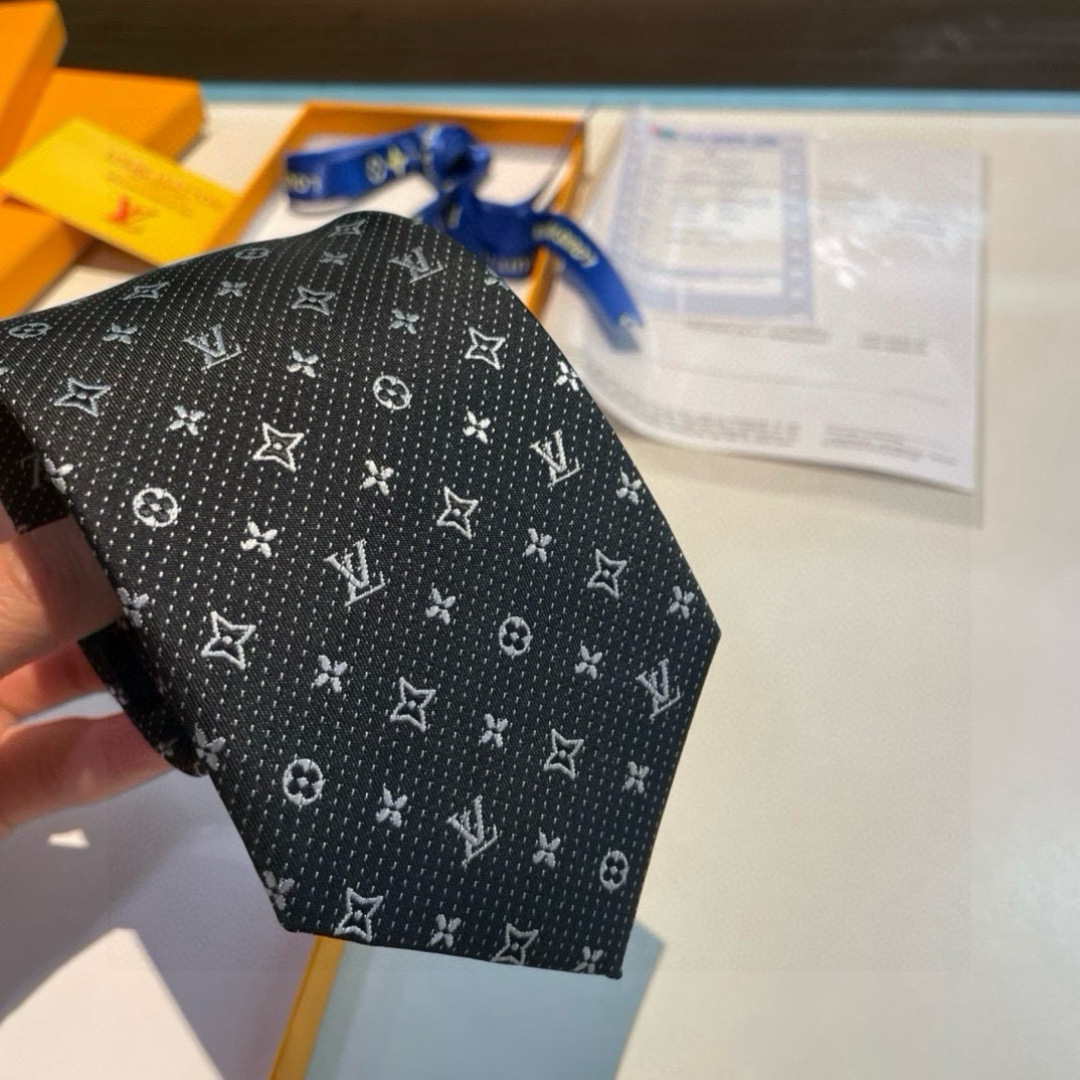 特价👏👏专柜同歩👔👔精致的小Logo提花，低调奢华大气的配色，这款领带将Lv标志性的Damier图案以同