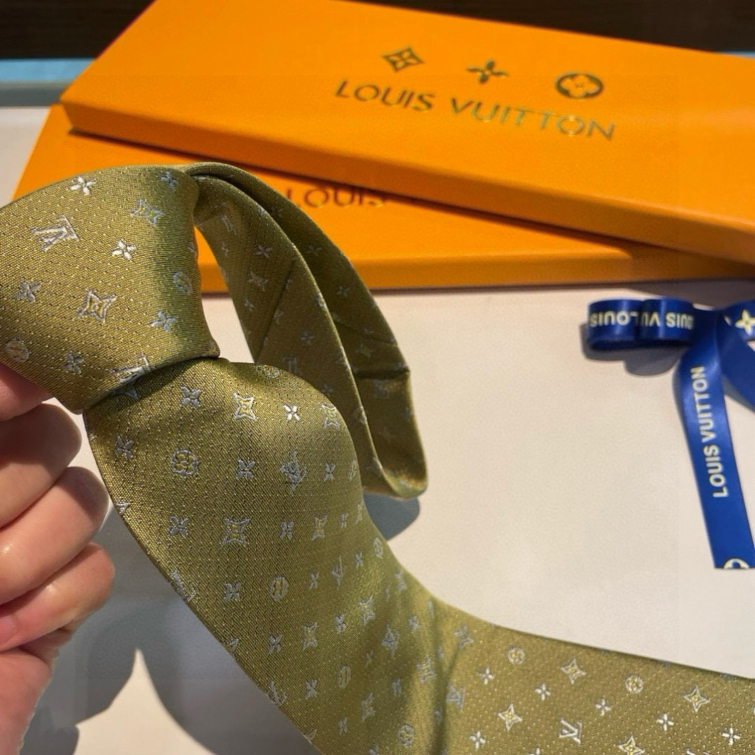 特价👏👏专柜同歩👔👔精致的小Logo提花，低调奢华大气的配色，这款领带将Lv标志性的Damier图案以同