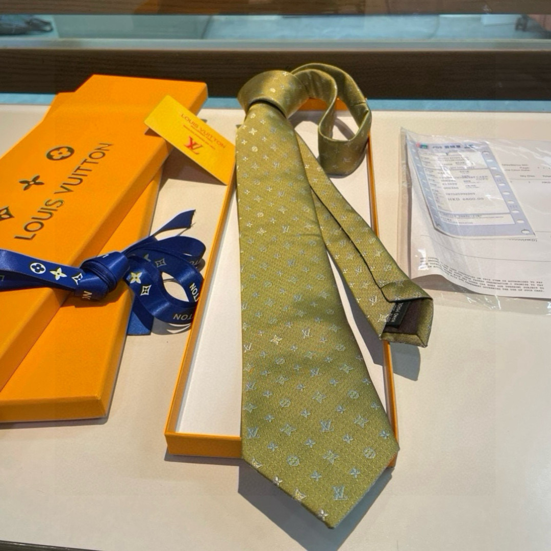 特价👏👏专柜同歩👔👔精致的小Logo提花，低调奢华大气的配色，这款领带将Lv标志性的Damier图案以同