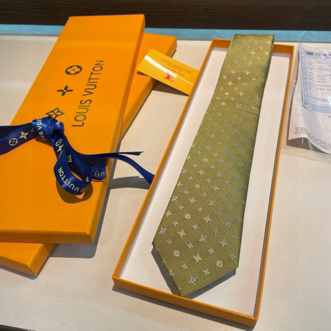 特价👏👏专柜同歩👔👔精致的小Logo提花，低调奢华大气的配色，这款领带将Lv标志性的Damier图案以同