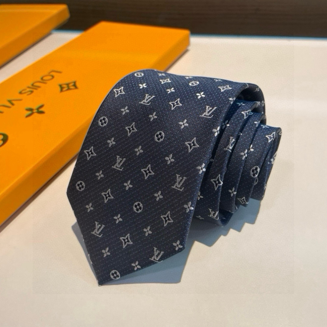 特价👏👏专柜同歩👔👔精致的小Logo提花，低调奢华大气的配色，这款领带将Lv标志性的Damier图案以同