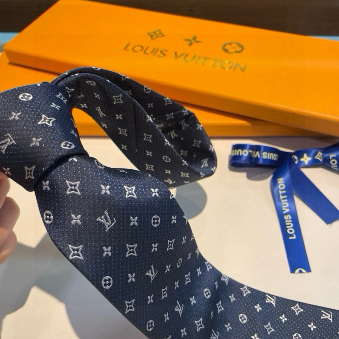 特价👏👏专柜同歩👔👔精致的小Logo提花，低调奢华大气的配色，这款领带将Lv标志性的Damier图案以同