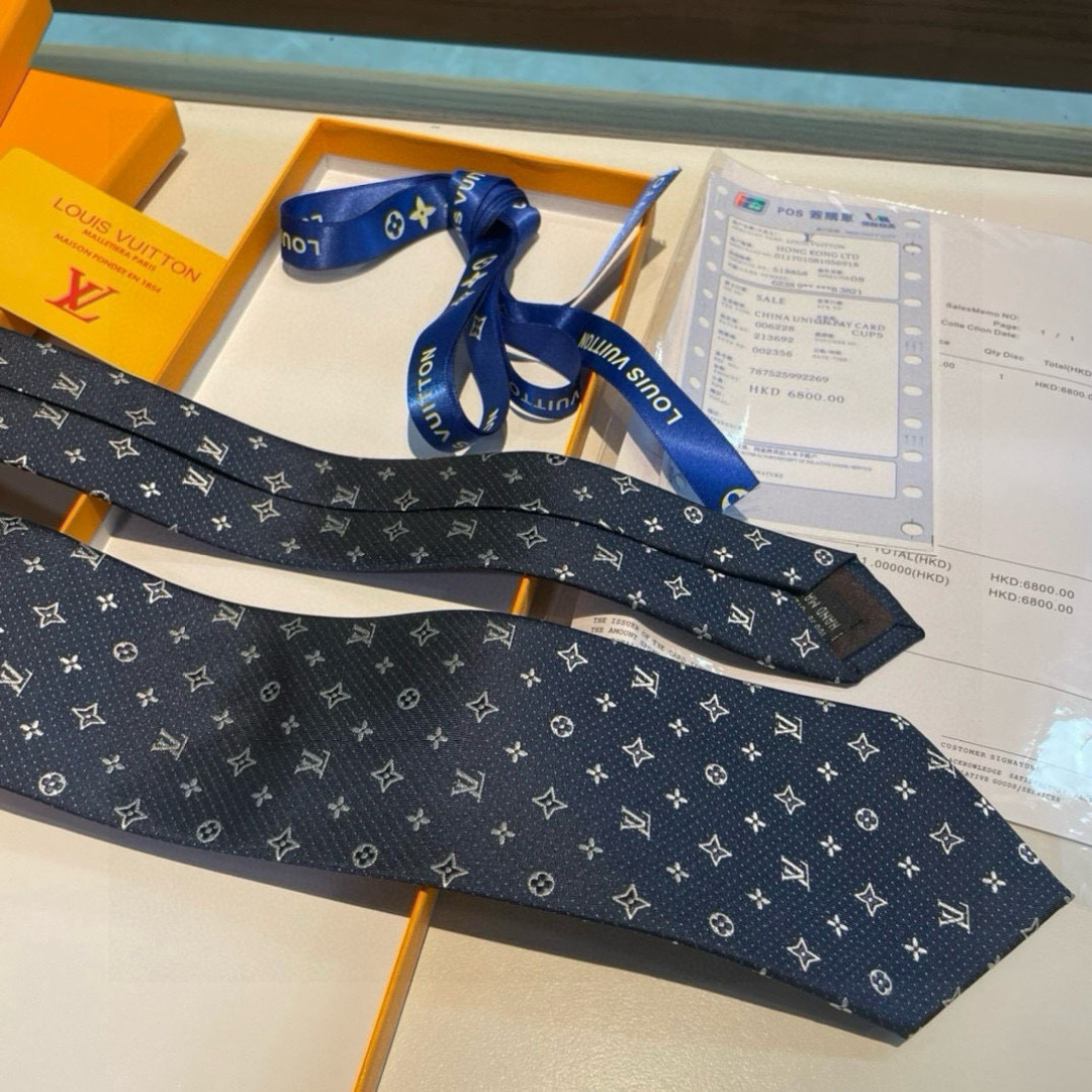 特价👏👏专柜同歩👔👔精致的小Logo提花，低调奢华大气的配色，这款领带将Lv标志性的Damier图案以同