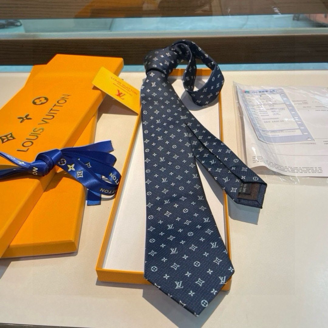 特价👏👏专柜同歩👔👔精致的小Logo提花，低调奢华大气的配色，这款领带将Lv标志性的Damier图案以同