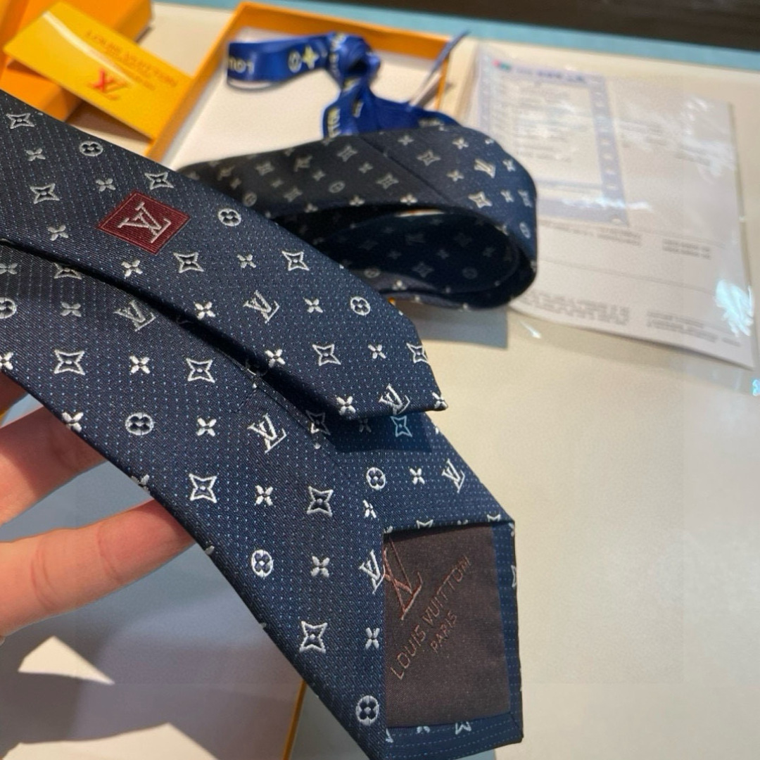 特价👏👏专柜同歩👔👔精致的小Logo提花，低调奢华大气的配色，这款领带将Lv标志性的Damier图案以同