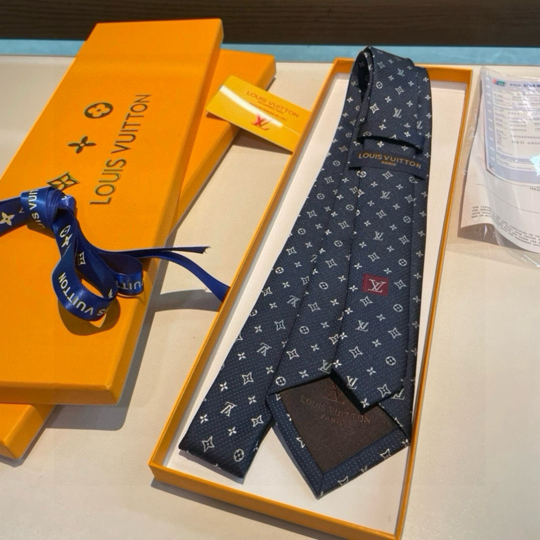 特价👏👏专柜同歩👔👔精致的小Logo提花，低调奢华大气的配色，这款领带将Lv标志性的Damier图案以同