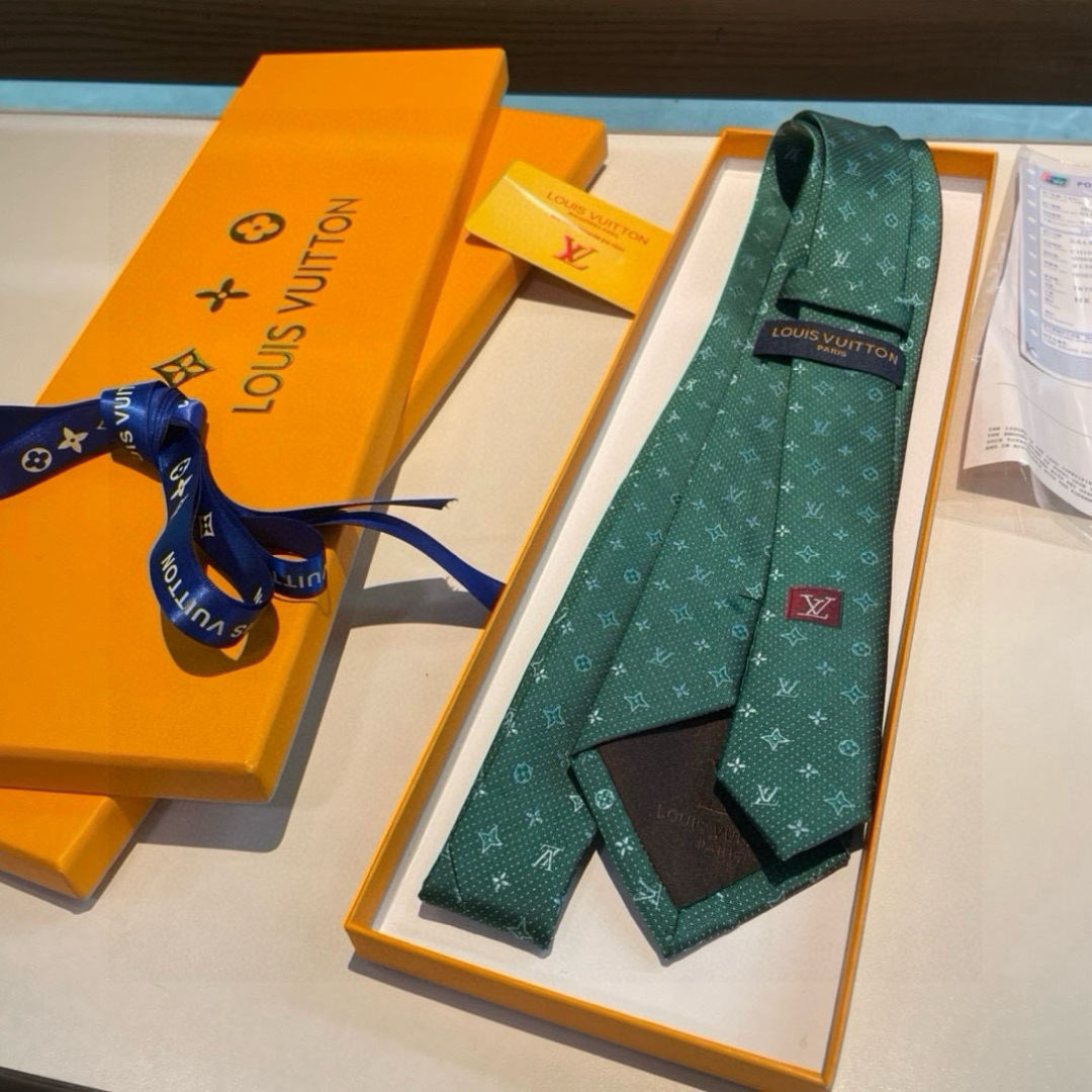 特价👏👏专柜同歩👔👔精致的小Logo提花，低调奢华大气的配色，这款领带将Lv标志性的Damier图案以同