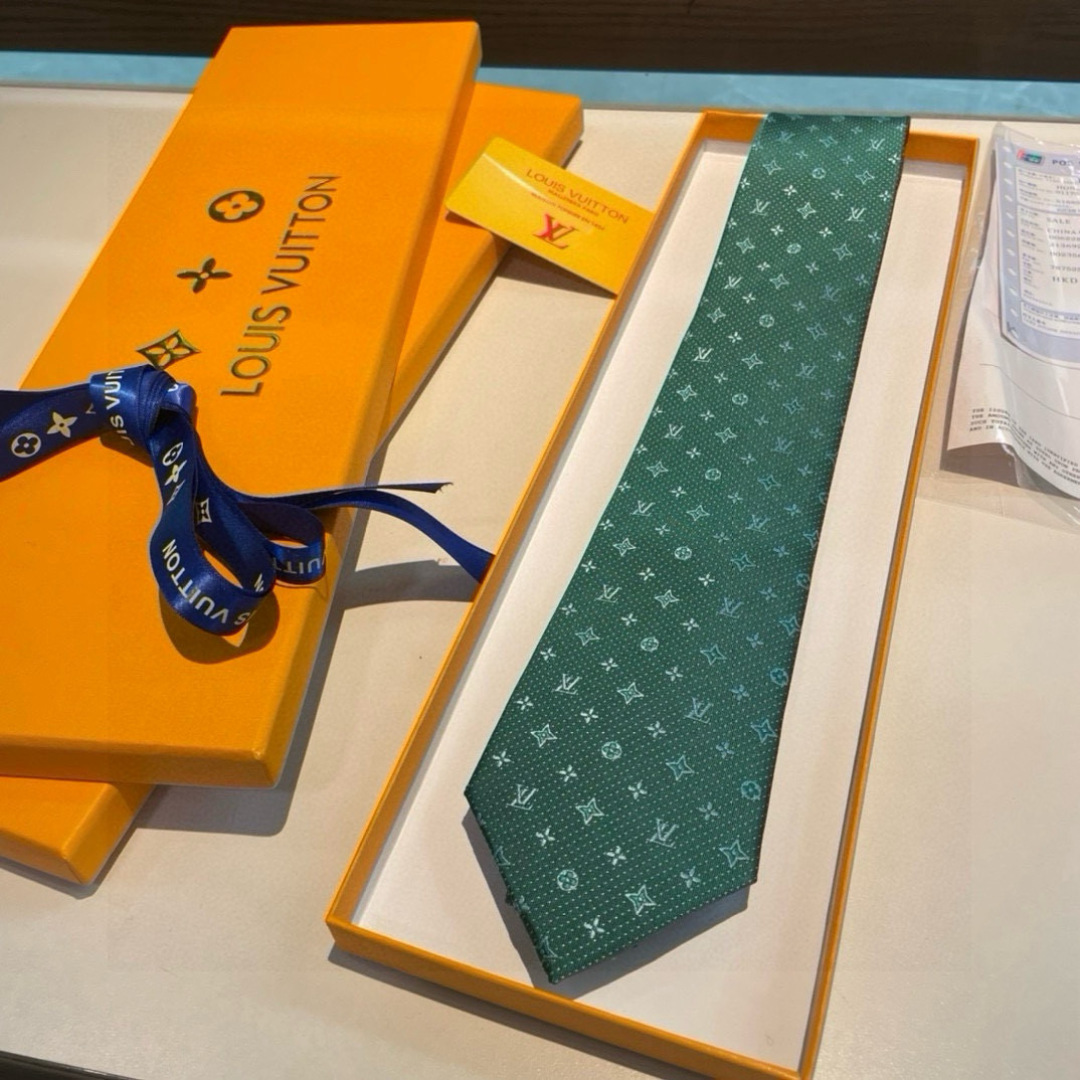 特价👏👏专柜同歩👔👔精致的小Logo提花，低调奢华大气的配色，这款领带将Lv标志性的Damier图案以同