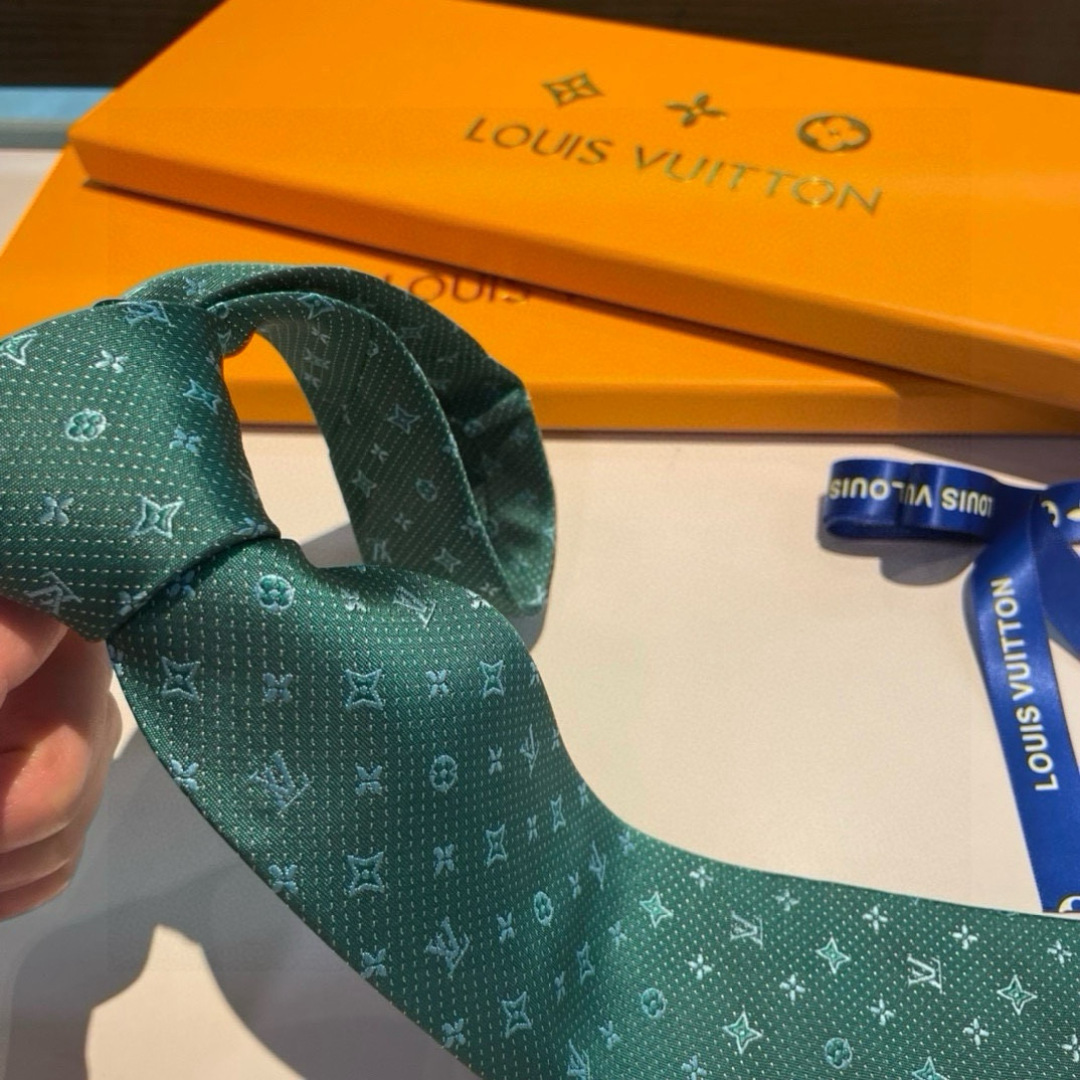 特价👏👏专柜同歩👔👔精致的小Logo提花，低调奢华大气的配色，这款领带将Lv标志性的Damier图案以同