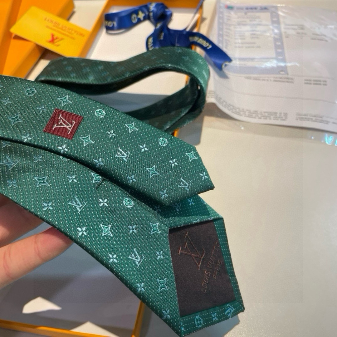 特价👏👏专柜同歩👔👔精致的小Logo提花，低调奢华大气的配色，这款领带将Lv标志性的Damier图案以同