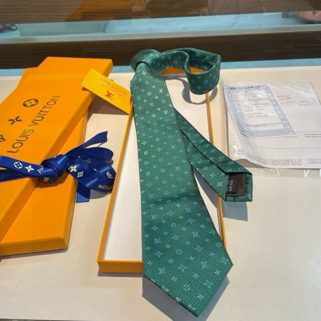 特价👏👏专柜同歩👔👔精致的小Logo提花，低调奢华大气的配色，这款领带将Lv标志性的Damier图案以同