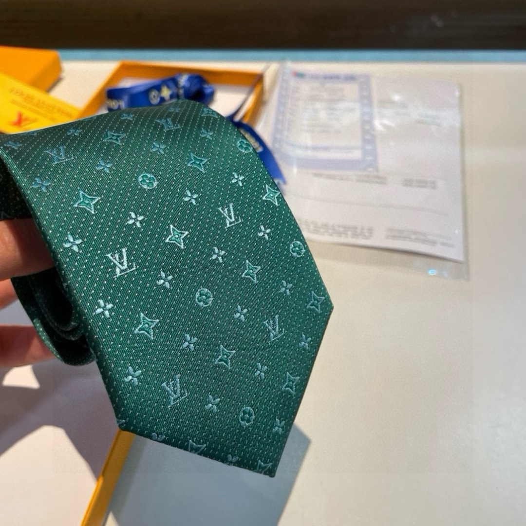 特价👏👏专柜同歩👔👔精致的小Logo提花，低调奢华大气的配色，这款领带将Lv标志性的Damier图案以同