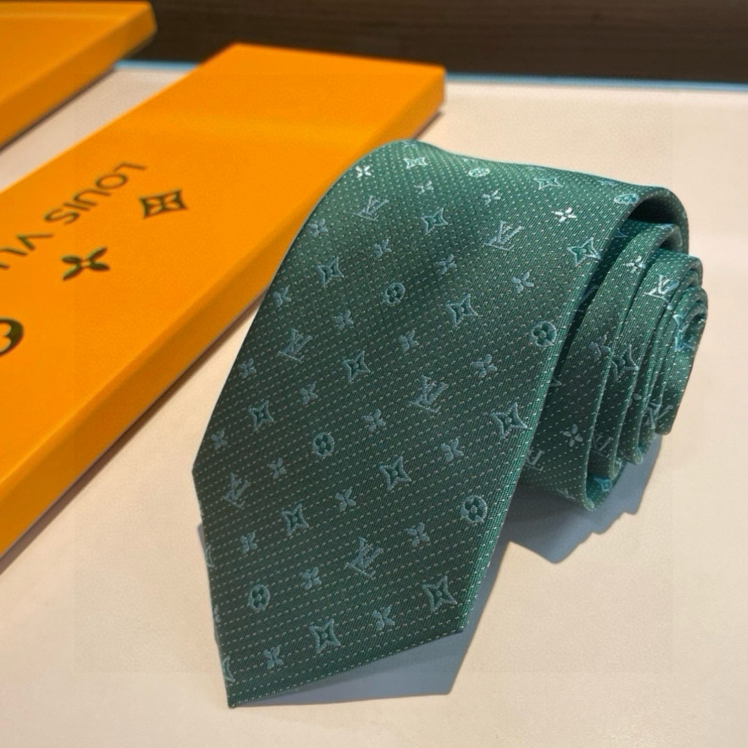 特价👏👏专柜同歩👔👔精致的小Logo提花，低调奢华大气的配色，这款领带将Lv标志性的Damier图案以同