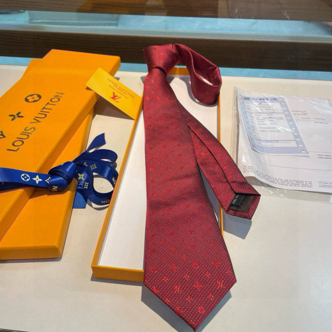 特价👏👏专柜同歩👔👔精致的小Logo提花，低调奢华大气的配色，这款领带将Lv标志性的Damier图案以同
