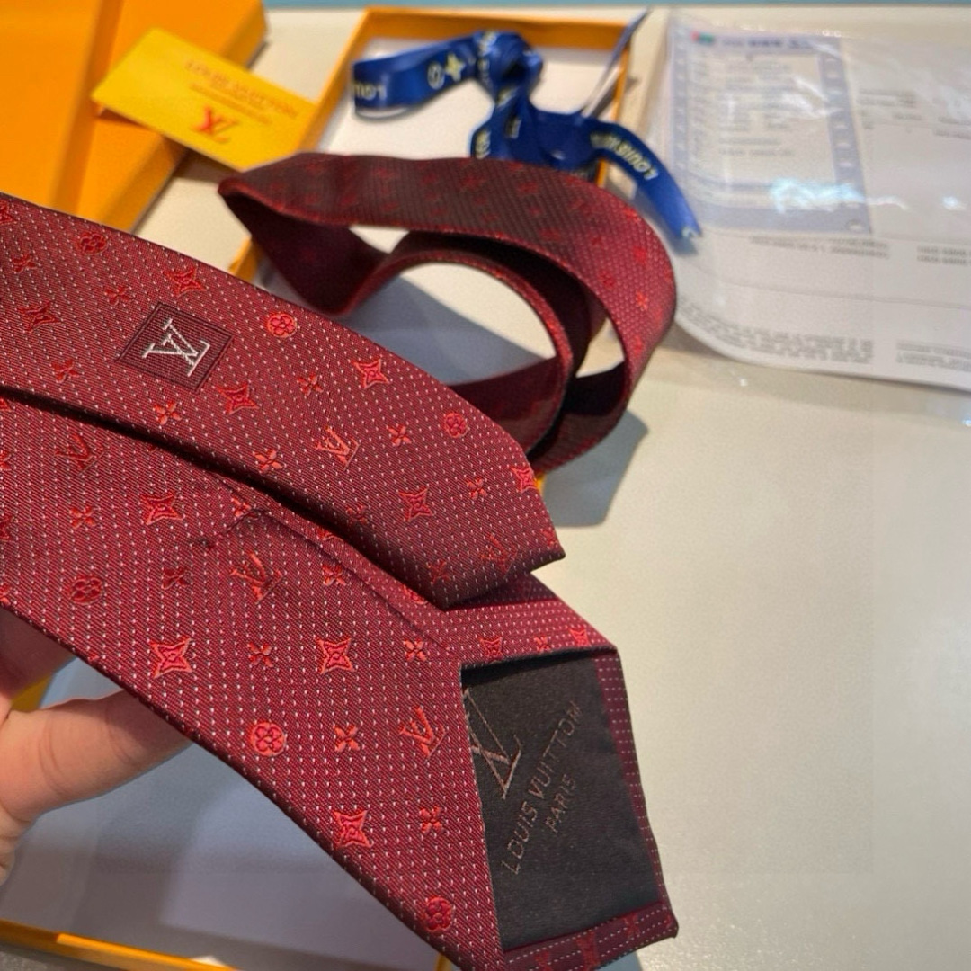特价👏👏专柜同歩👔👔精致的小Logo提花，低调奢华大气的配色，这款领带将Lv标志性的Damier图案以同