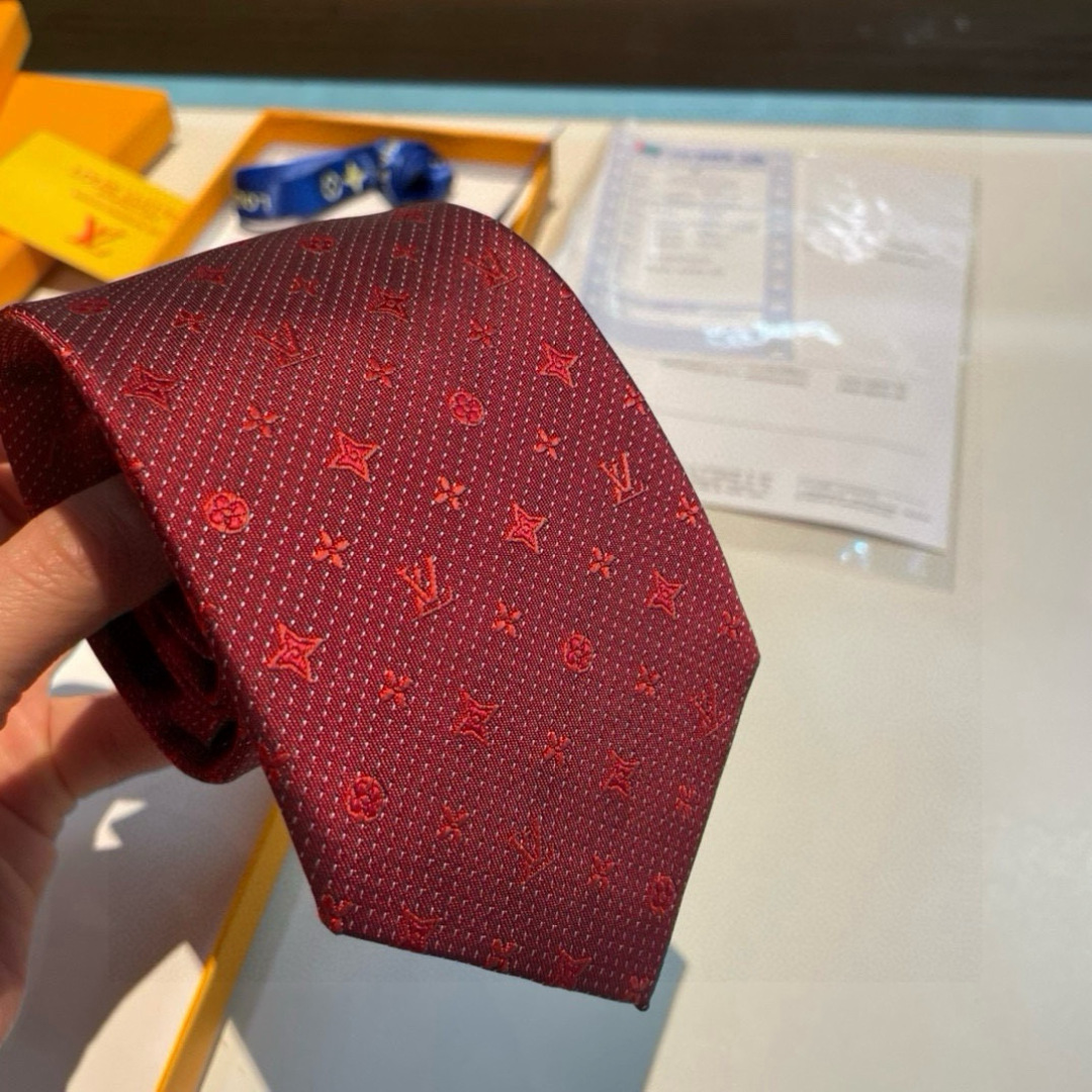 特价👏👏专柜同歩👔👔精致的小Logo提花，低调奢华大气的配色，这款领带将Lv标志性的Damier图案以同