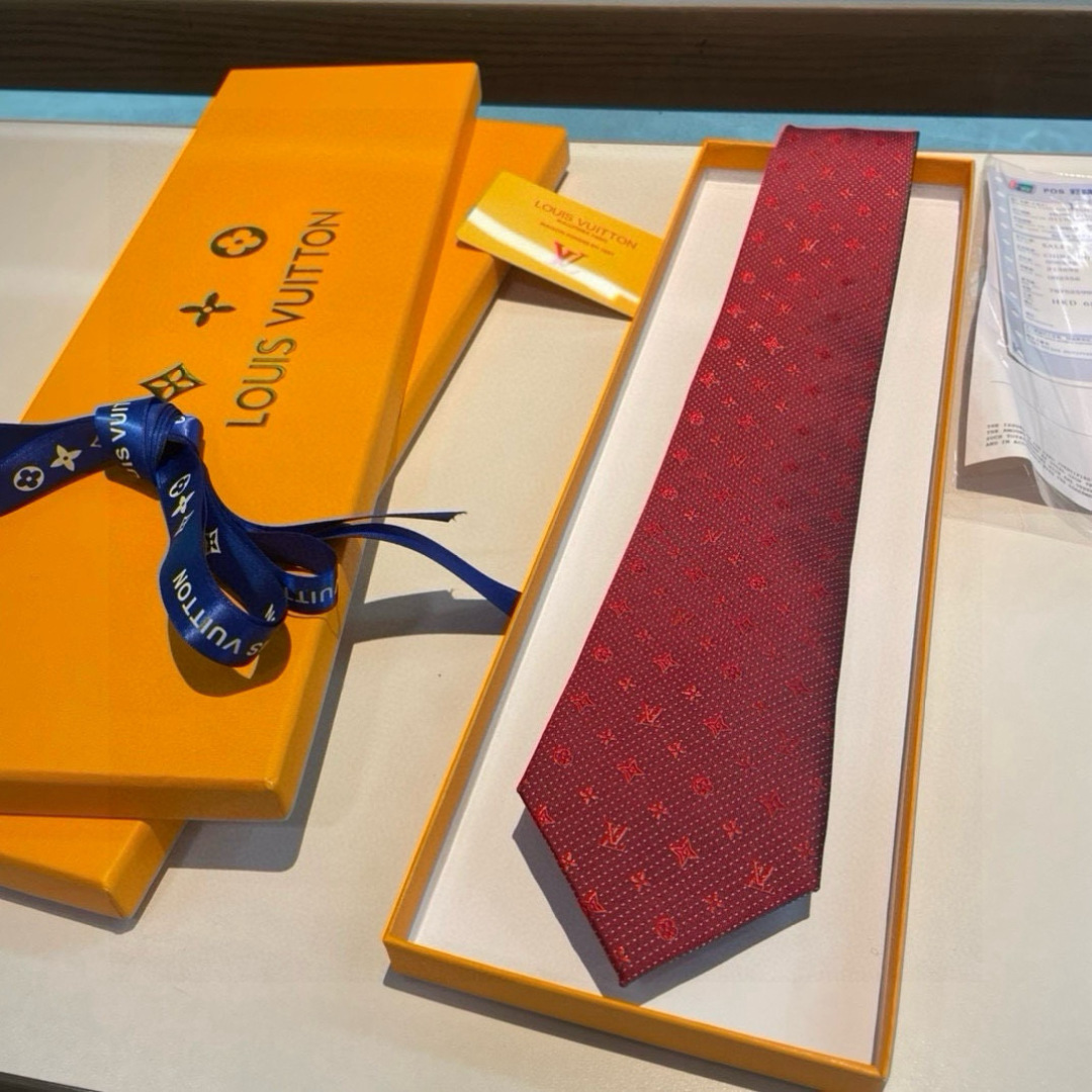 特价👏👏专柜同歩👔👔精致的小Logo提花，低调奢华大气的配色，这款领带将Lv标志性的Damier图案以同