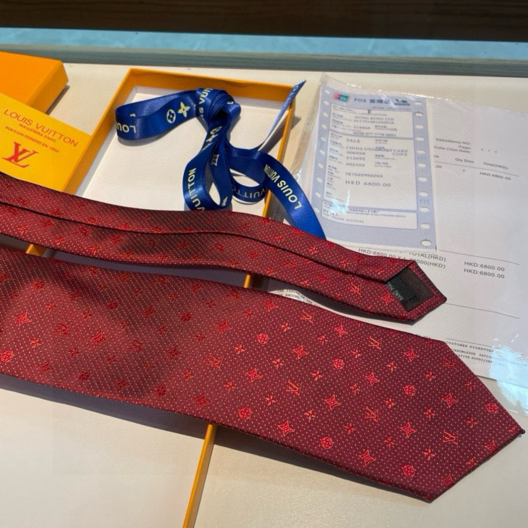 特价👏👏专柜同歩👔👔精致的小Logo提花，低调奢华大气的配色，这款领带将Lv标志性的Damier图案以同