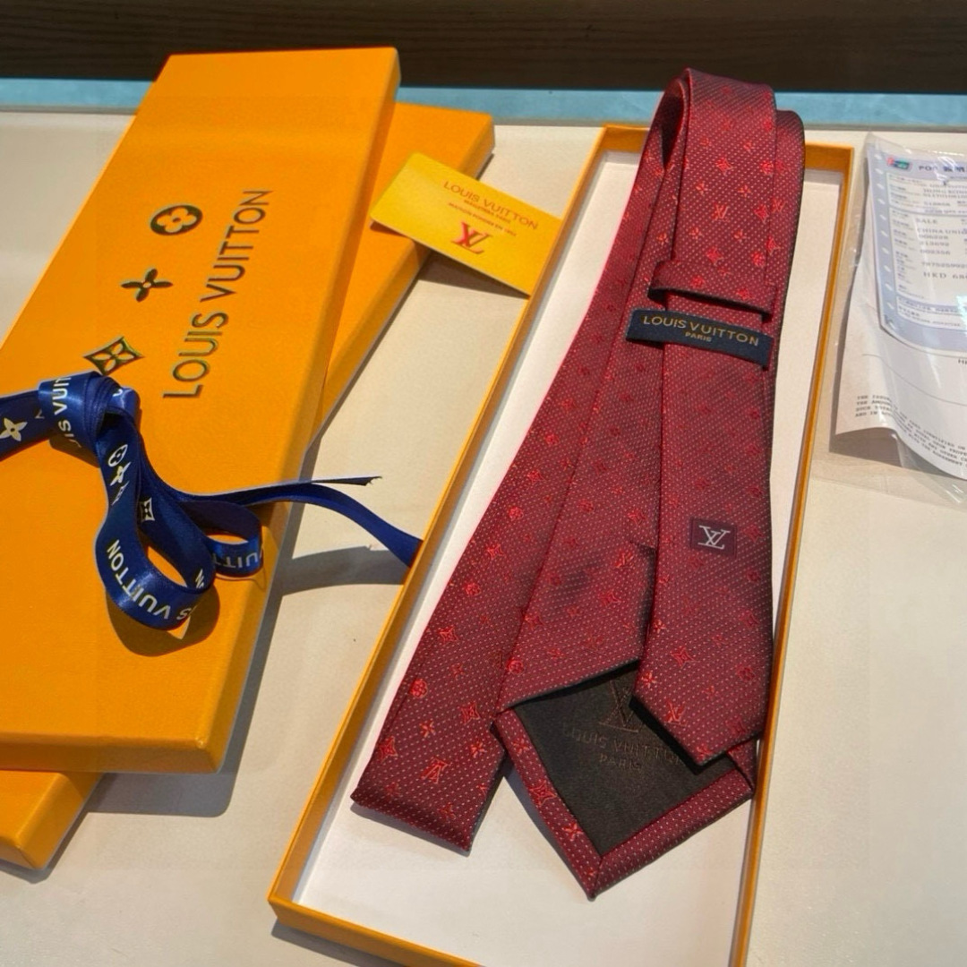 特价👏👏专柜同歩👔👔精致的小Logo提花，低调奢华大气的配色，这款领带将Lv标志性的Damier图案以同