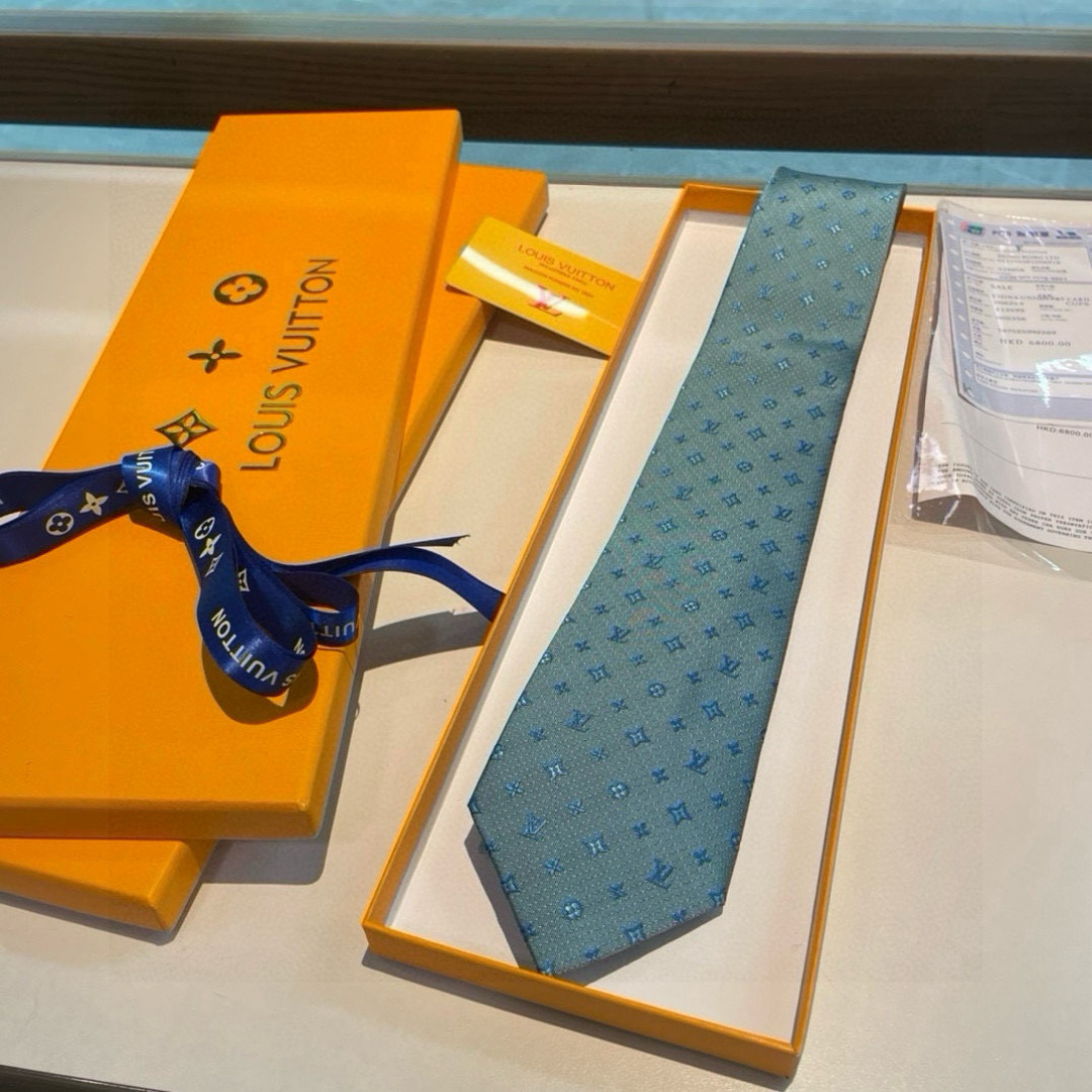 特价👏👏专柜同歩👔👔精致的小Logo提花，低调奢华大气的配色，这款领带将Lv标志性的Damier图案以同