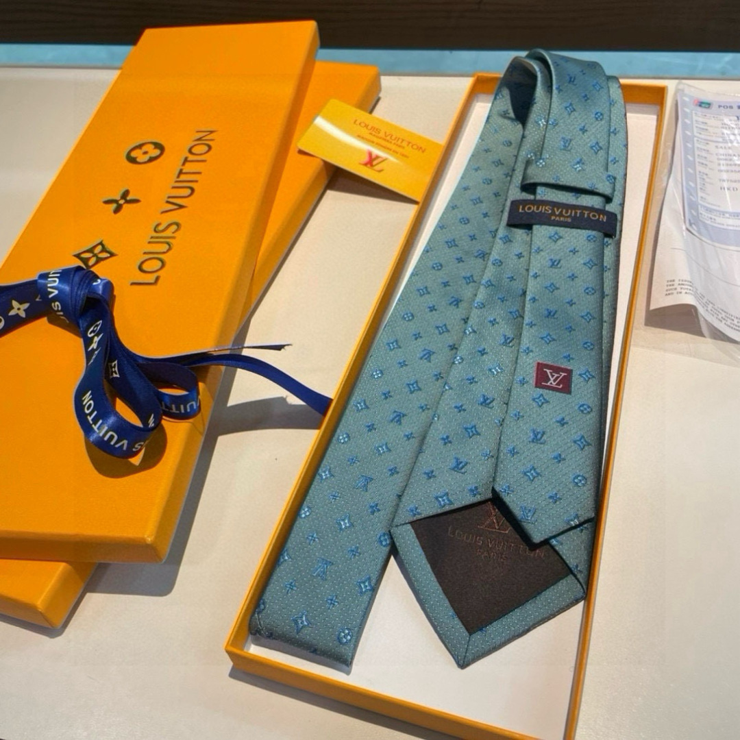 特价👏👏专柜同歩👔👔精致的小Logo提花，低调奢华大气的配色，这款领带将Lv标志性的Damier图案以同