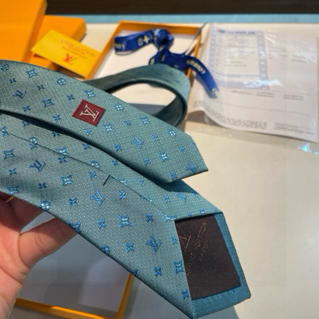 特价👏👏专柜同歩👔👔精致的小Logo提花，低调奢华大气的配色，这款领带将Lv标志性的Damier图案以同