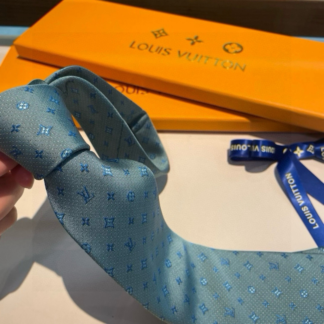 特价👏👏专柜同歩👔👔精致的小Logo提花，低调奢华大气的配色，这款领带将Lv标志性的Damier图案以同