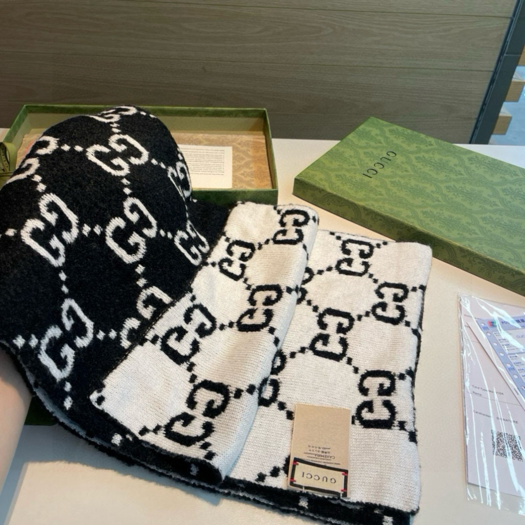  爆款上👍👍 G家独家牛货🐂 高端品质针织拼接围巾‼️这种精品是市场上及其少见的，GG元素针织毛线真是超