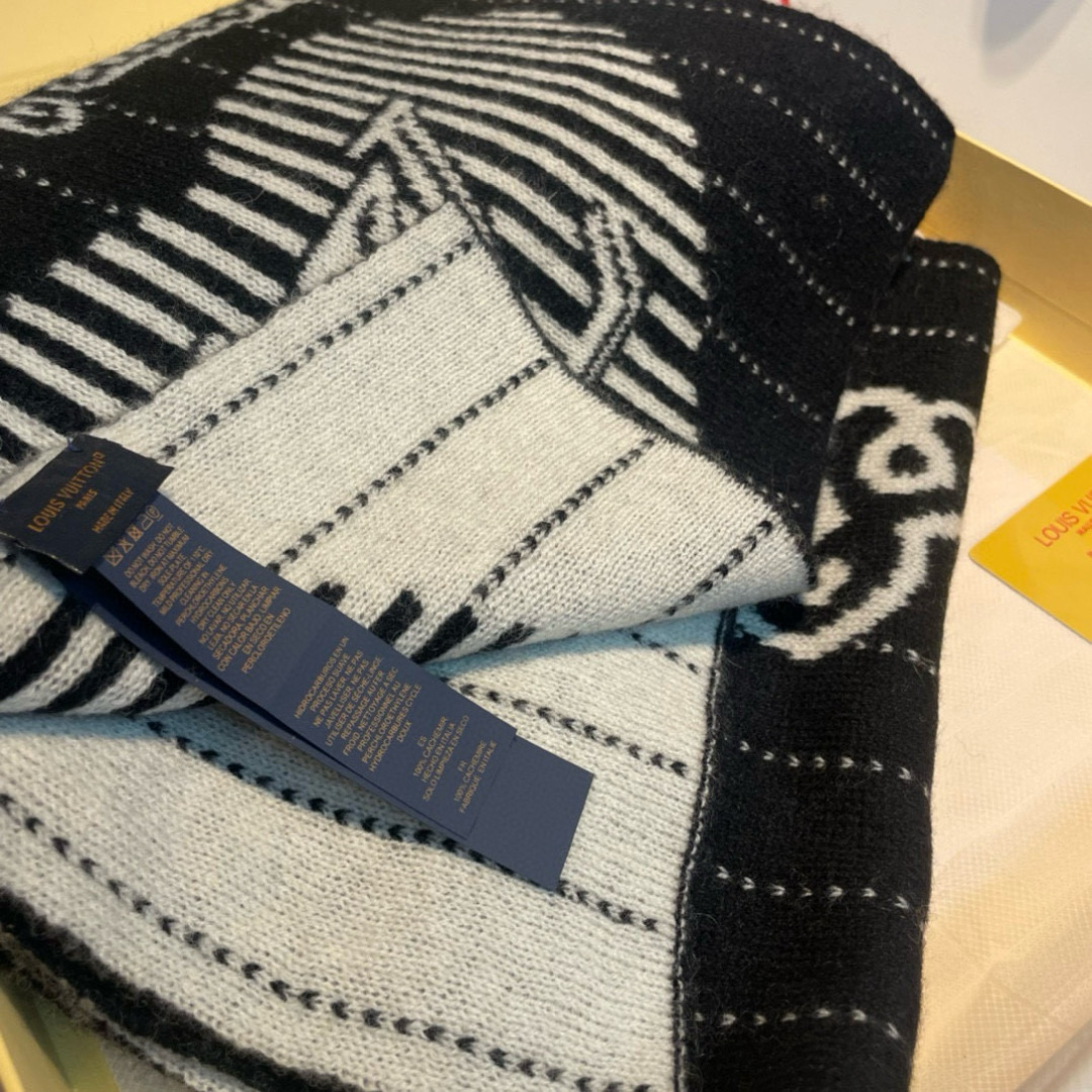  爆款上新 情侣款👍👍LV 独家牛货🐂  奢华尽在尺寸之间，高端品质‼️具有超高羊绒品质才会被此品牌青睐