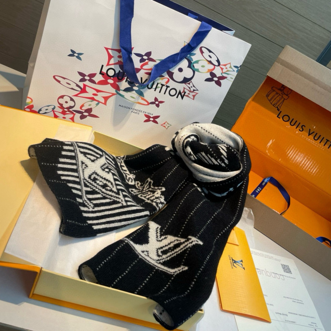  爆款上新 情侣款👍👍LV 独家牛货🐂  奢华尽在尺寸之间，高端品质‼️具有超高羊绒品质才会被此品牌青睐