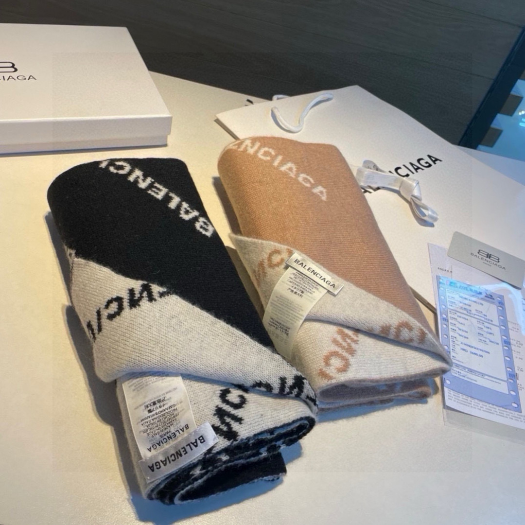  巴黎世家”，它永远是时尚、年轻的代名词，黑白的完美搭配，潮流达人必备！100％羊绒！別致Logo提花！