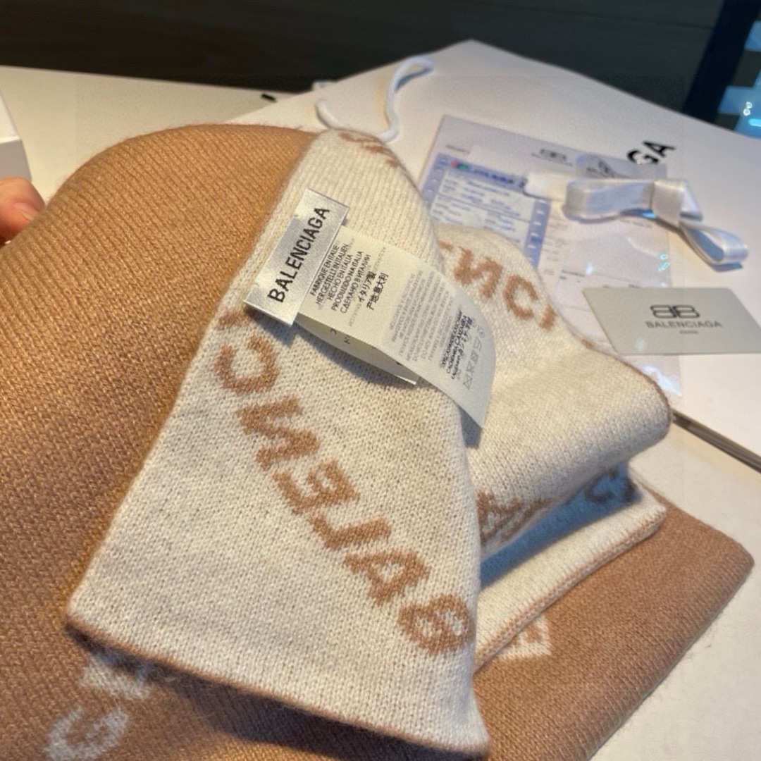  巴黎世家”，它永远是时尚、年轻的代名词，黑白的完美搭配，潮流达人必备！100％羊绒！別致Logo提花！