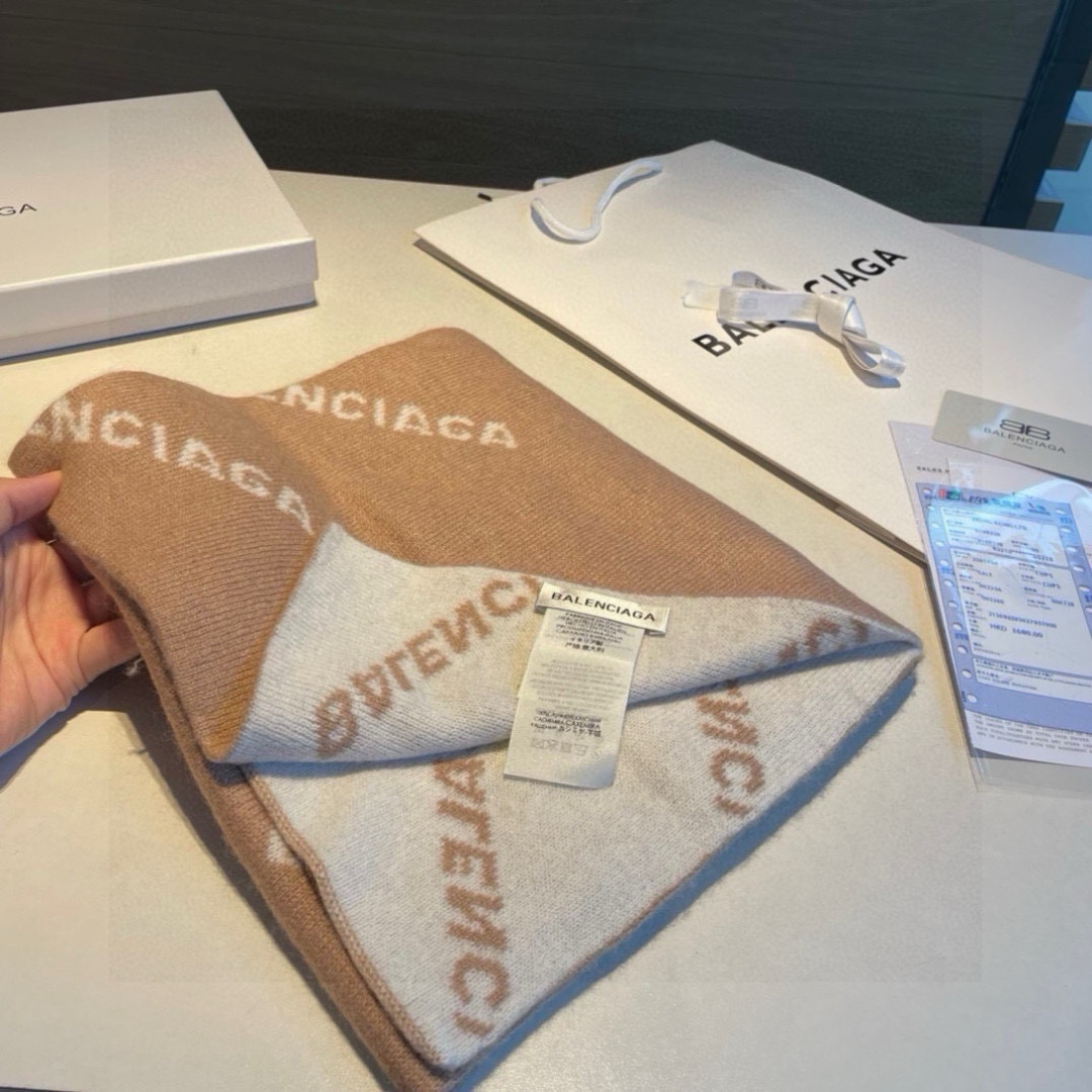  巴黎世家”，它永远是时尚、年轻的代名词，黑白的完美搭配，潮流达人必备！100％羊绒！別致Logo提花！