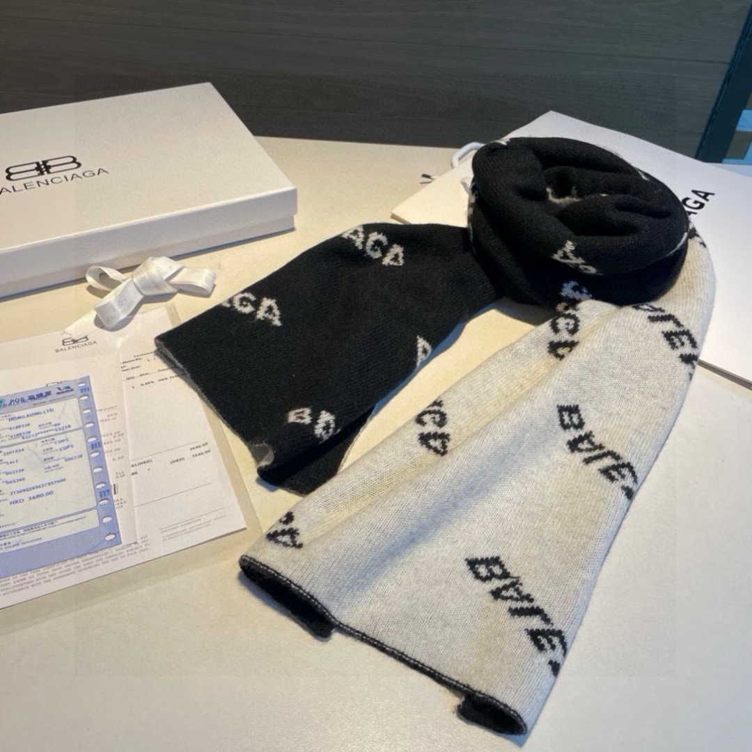  巴黎世家”，它永远是时尚、年轻的代名词，黑白的完美搭配，潮流达人必备！100％羊绒！別致Logo提花！