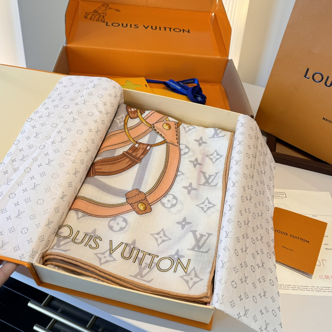  Flower And StraPs 以瞩目笔触彰显雅致风范，依托丝印工艺描绘 Monogram 花卉、