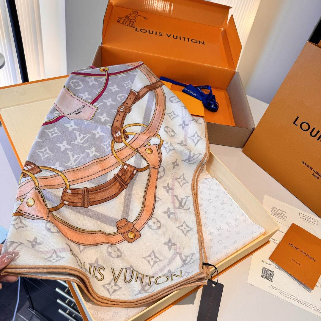  Flower And StraPs 以瞩目笔触彰显雅致风范，依托丝印工艺描绘 Monogram 花卉、