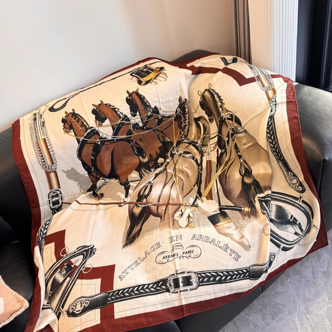  爱马仕（Hermes）2025年秋冬抢先 上新💞【双面同色丝毛方巾】手工卷边山羊绒和真丝混纺披肩（70