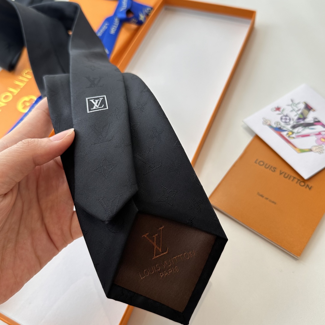 特价👏👏专柜同歩👔👔精致的小Logo提花，低调奢华大气的配色，这款领带将Lv标志性的Damier图案以同