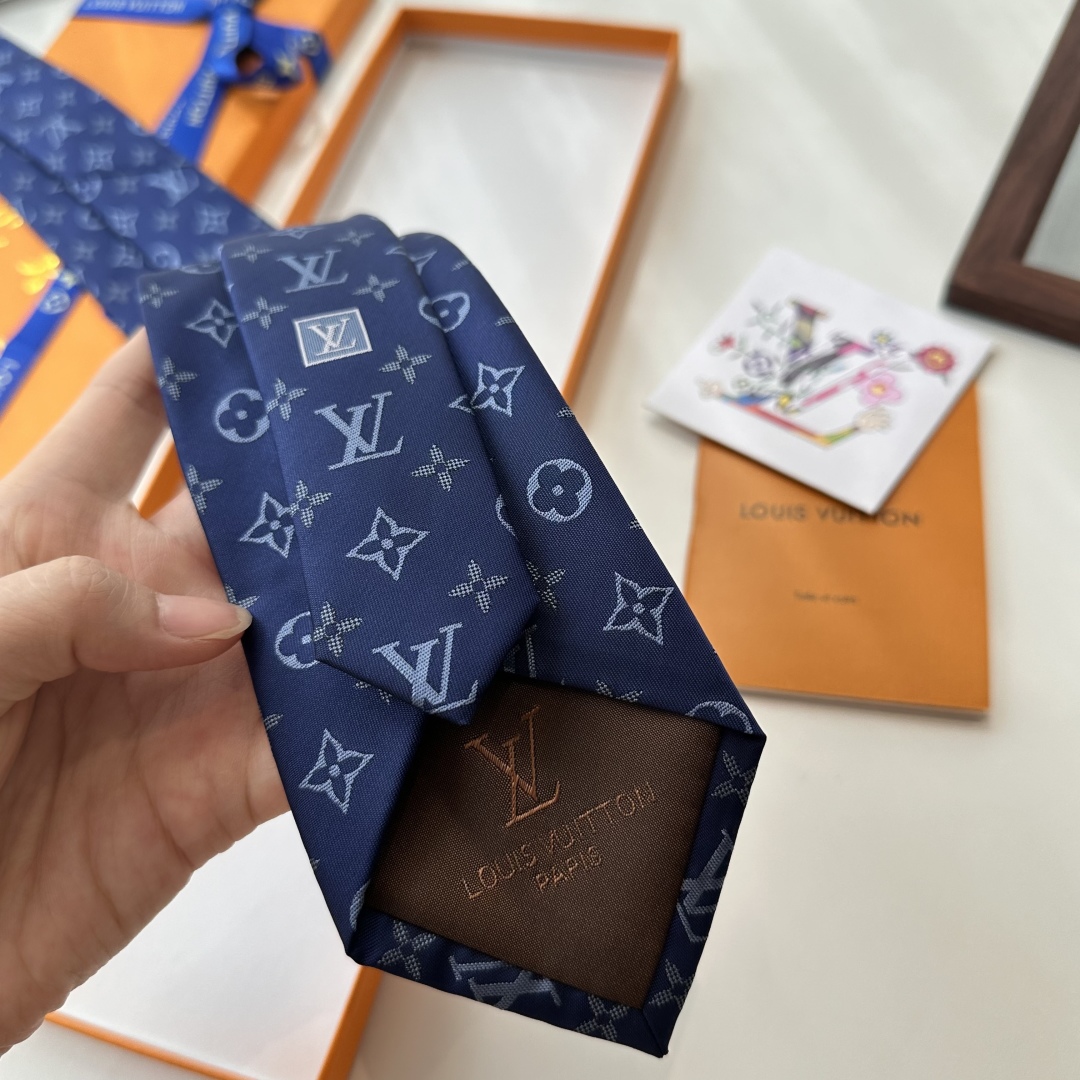 特价👏👏专柜同歩👔👔精致的小Logo提花，低调奢华大气的配色，这款领带将Lv标志性的Damier图案以同