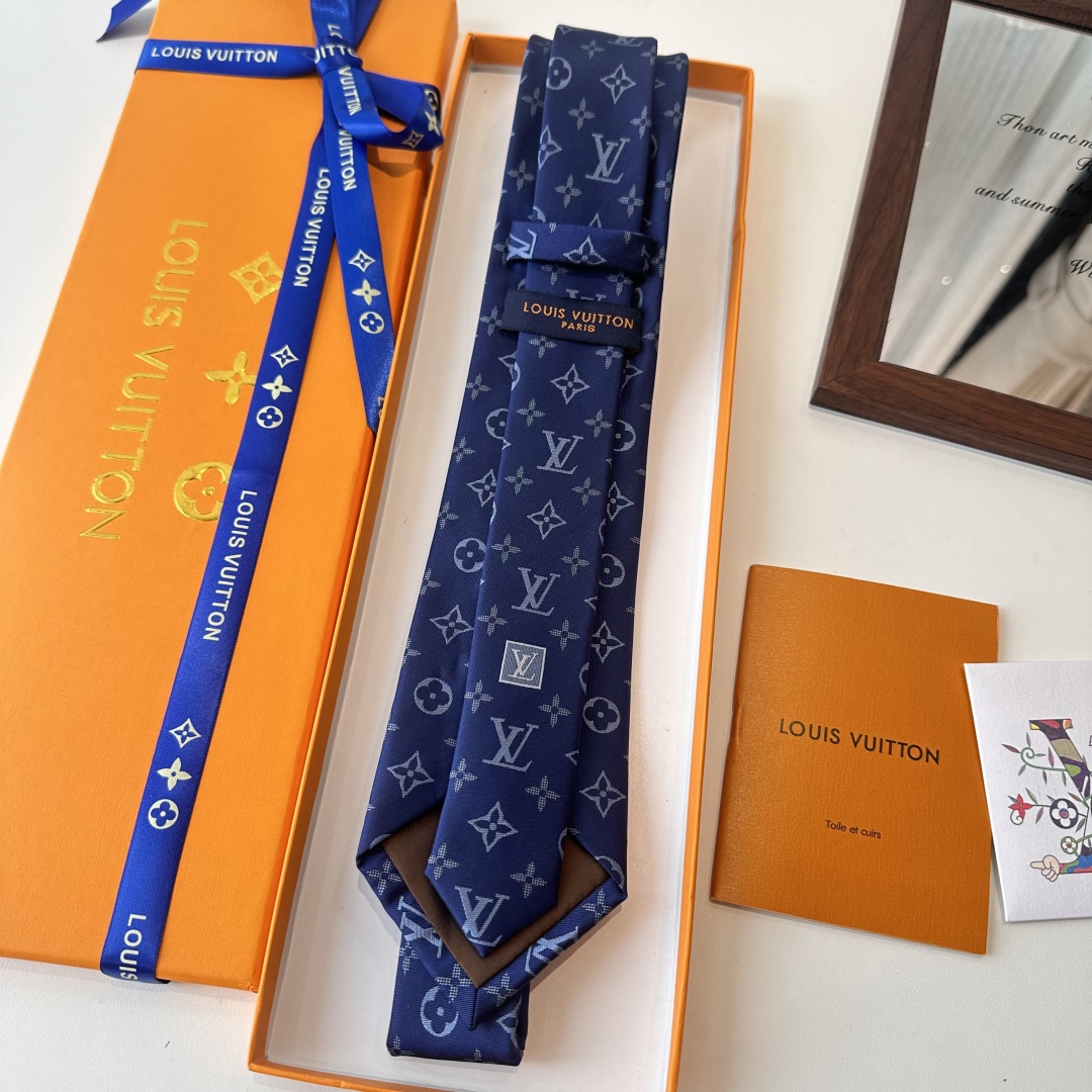 特价👏👏专柜同歩👔👔精致的小Logo提花，低调奢华大气的配色，这款领带将Lv标志性的Damier图案以同