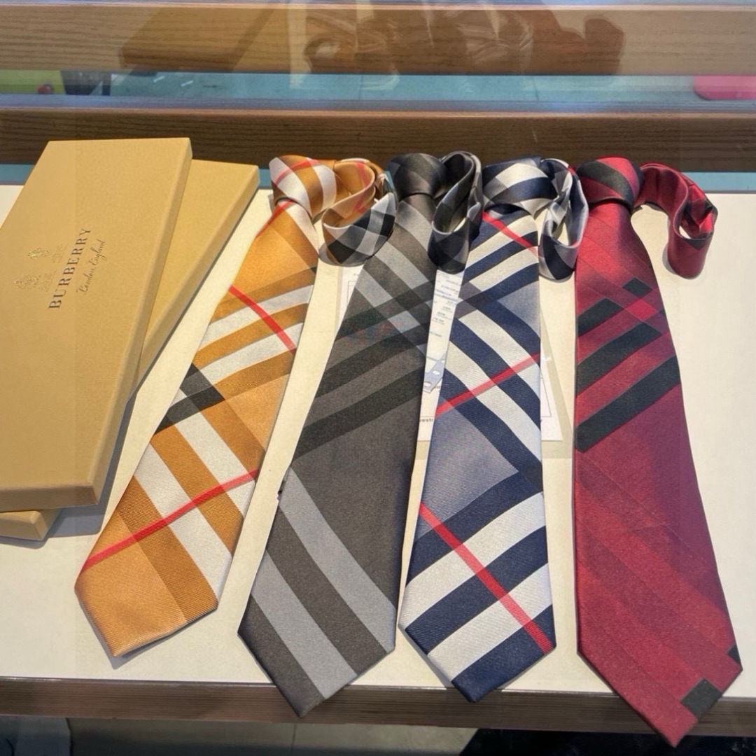 特价 B家专柜同步领带出货啦‼️‼️ 巴宝莉男士【博柏利领带】👔👔，稀有😻😻展现精湛手工与时尚优雅的理想