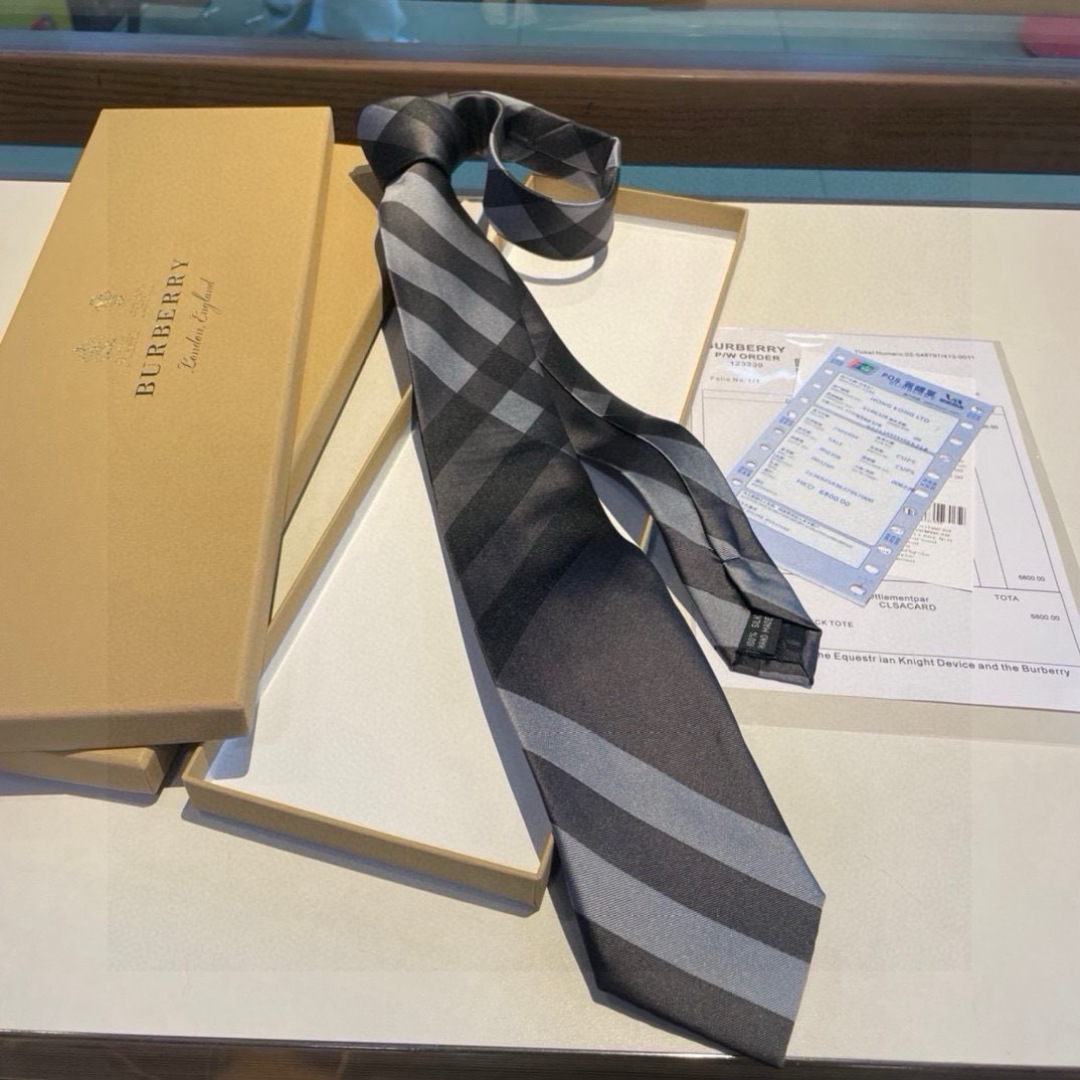 特价 B家专柜同步领带出货啦‼️‼️ 巴宝莉男士【博柏利领带】👔👔，稀有😻😻展现精湛手工与时尚优雅的理想