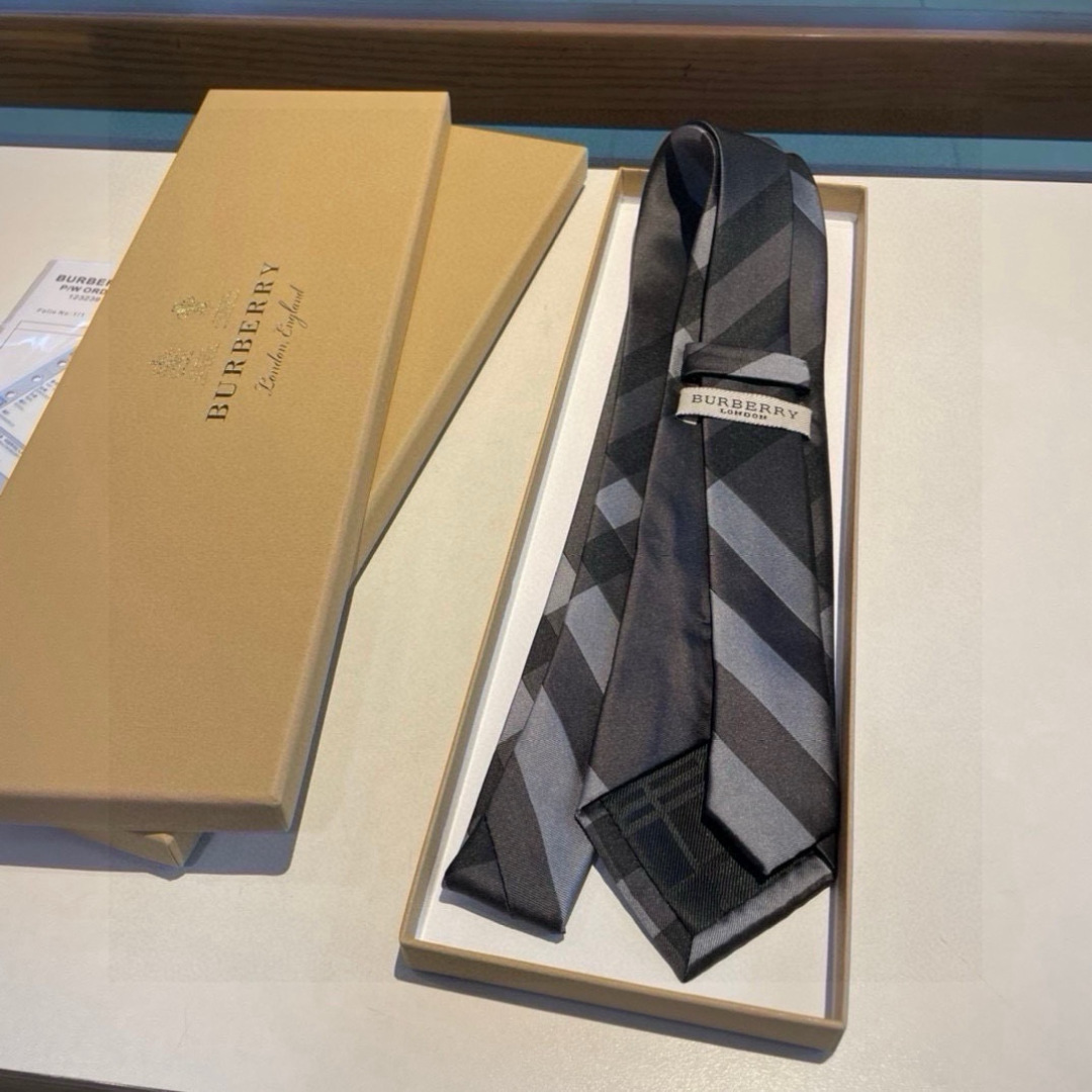 特价 B家专柜同步领带出货啦‼️‼️ 巴宝莉男士【博柏利领带】👔👔，稀有😻😻展现精湛手工与时尚优雅的理想