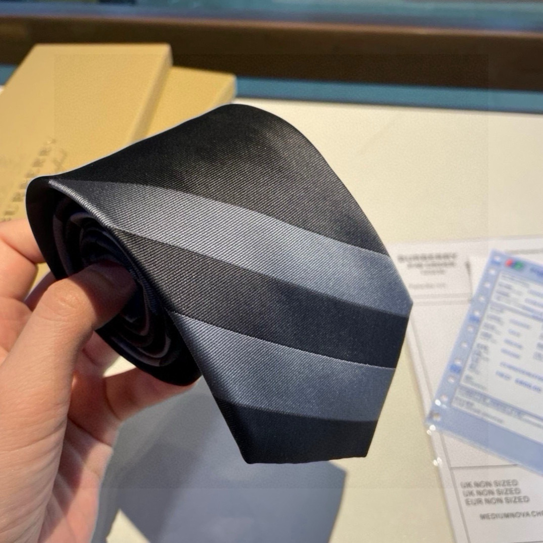 特价 B家专柜同步领带出货啦‼️‼️ 巴宝莉男士【博柏利领带】👔👔，稀有😻😻展现精湛手工与时尚优雅的理想
