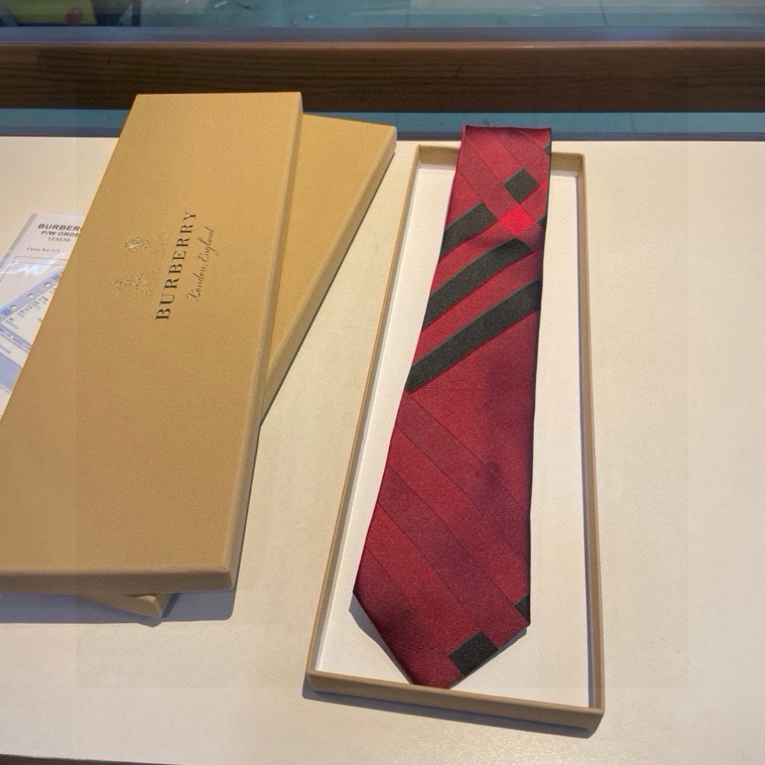 特价 B家专柜同步领带出货啦‼️‼️ 巴宝莉男士【博柏利领带】👔👔，稀有😻😻展现精湛手工与时尚优雅的理想