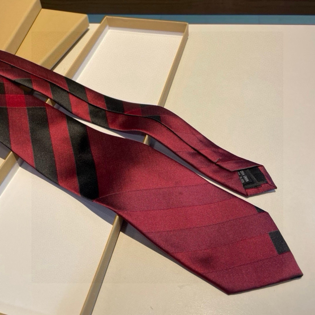 特价 B家专柜同步领带出货啦‼️‼️ 巴宝莉男士【博柏利领带】👔👔，稀有😻😻展现精湛手工与时尚优雅的理想