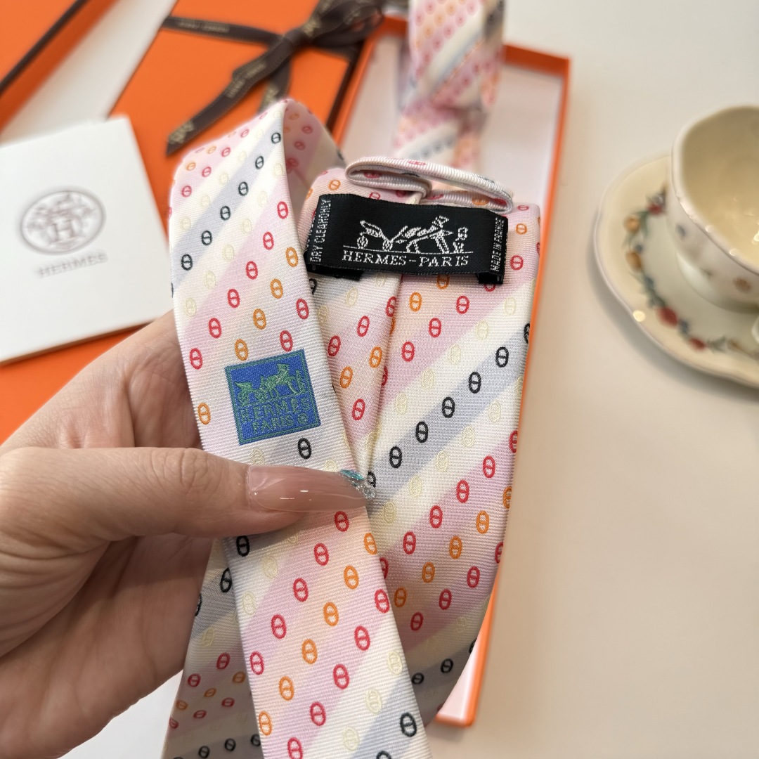特价特 爱马仕男士新款领带系列👔👔，稀有H家每年都有一千条不同印花的领带面世，从最初的多以几何图案表现骑
