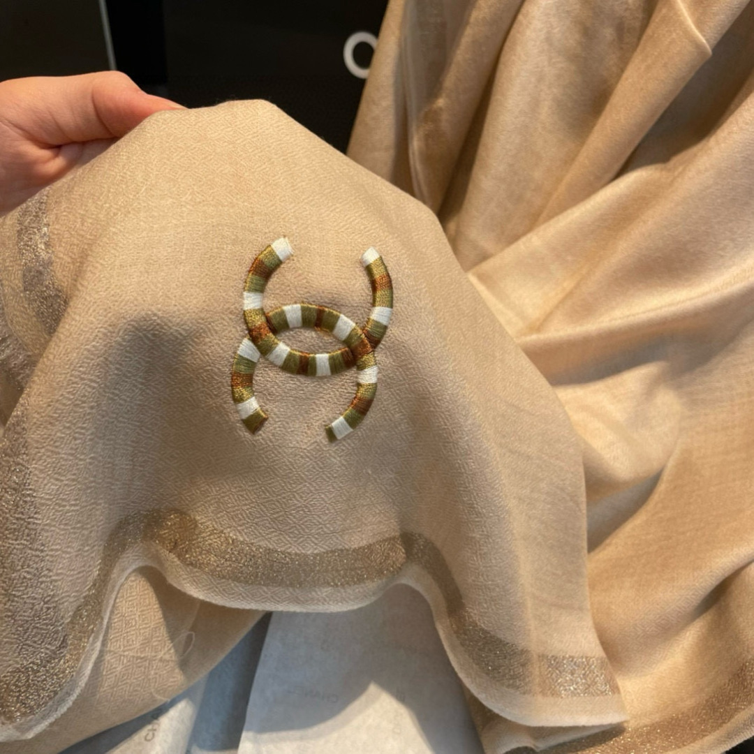  重点推荐！！！高级舒适时髦气质，相信我的就收吧！香奈儿这款触动内心的柔美围巾，无法模仿的颜色和气质！！