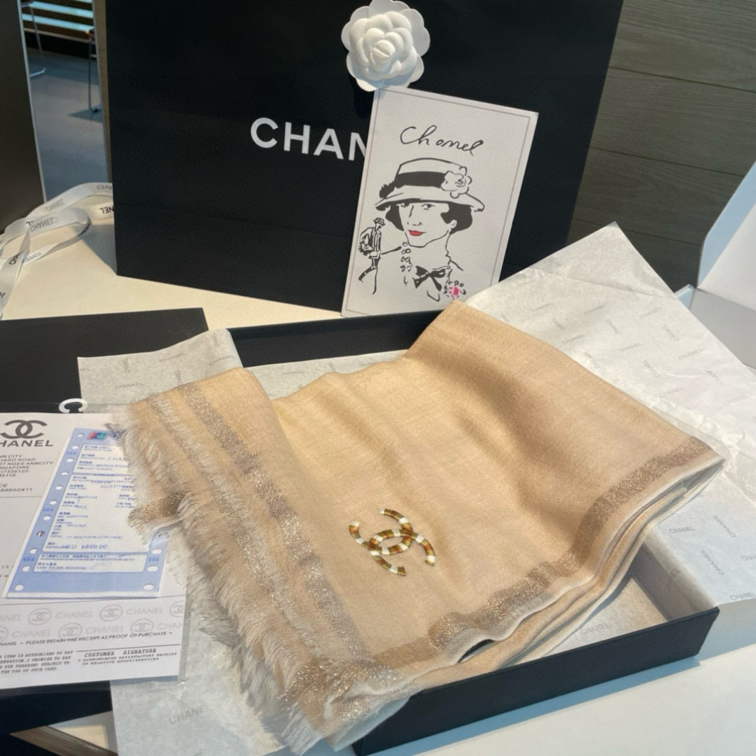  重点推荐！！！高级舒适时髦气质，相信我的就收吧！香奈儿这款触动内心的柔美围巾，无法模仿的颜色和气质！！