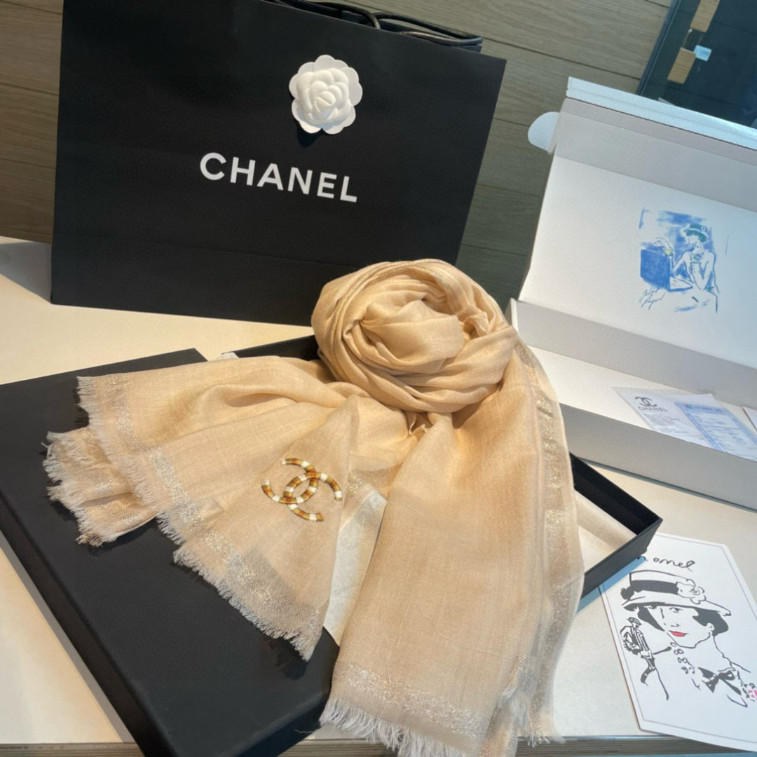  重点推荐！！！高级舒适时髦气质，相信我的就收吧！香奈儿这款触动内心的柔美围巾，无法模仿的颜色和气质！！